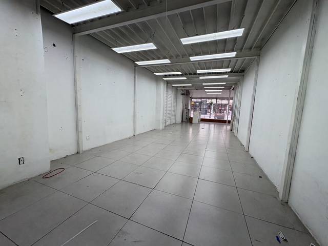 Alquiler - Local Comercial sobre 18 de Julio con 120 m2, Centro · Foto 6