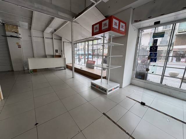 Alquiler - Local Comercial sobre 18 de Julio con 120 m2, Centro · Foto 3