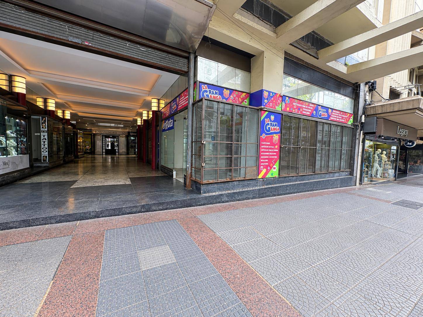 Alquiler - Local Comercial sobre 18 de Julio con 120 m2, Centro · Foto 1