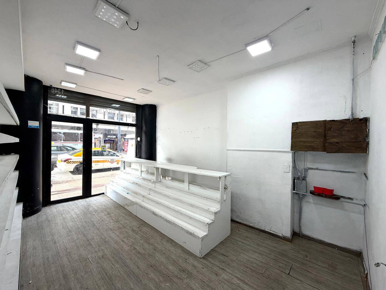 Alquiler de Local comercial en Avenida 18 de Julio con 140 Mts2 en Centro · Foto 1