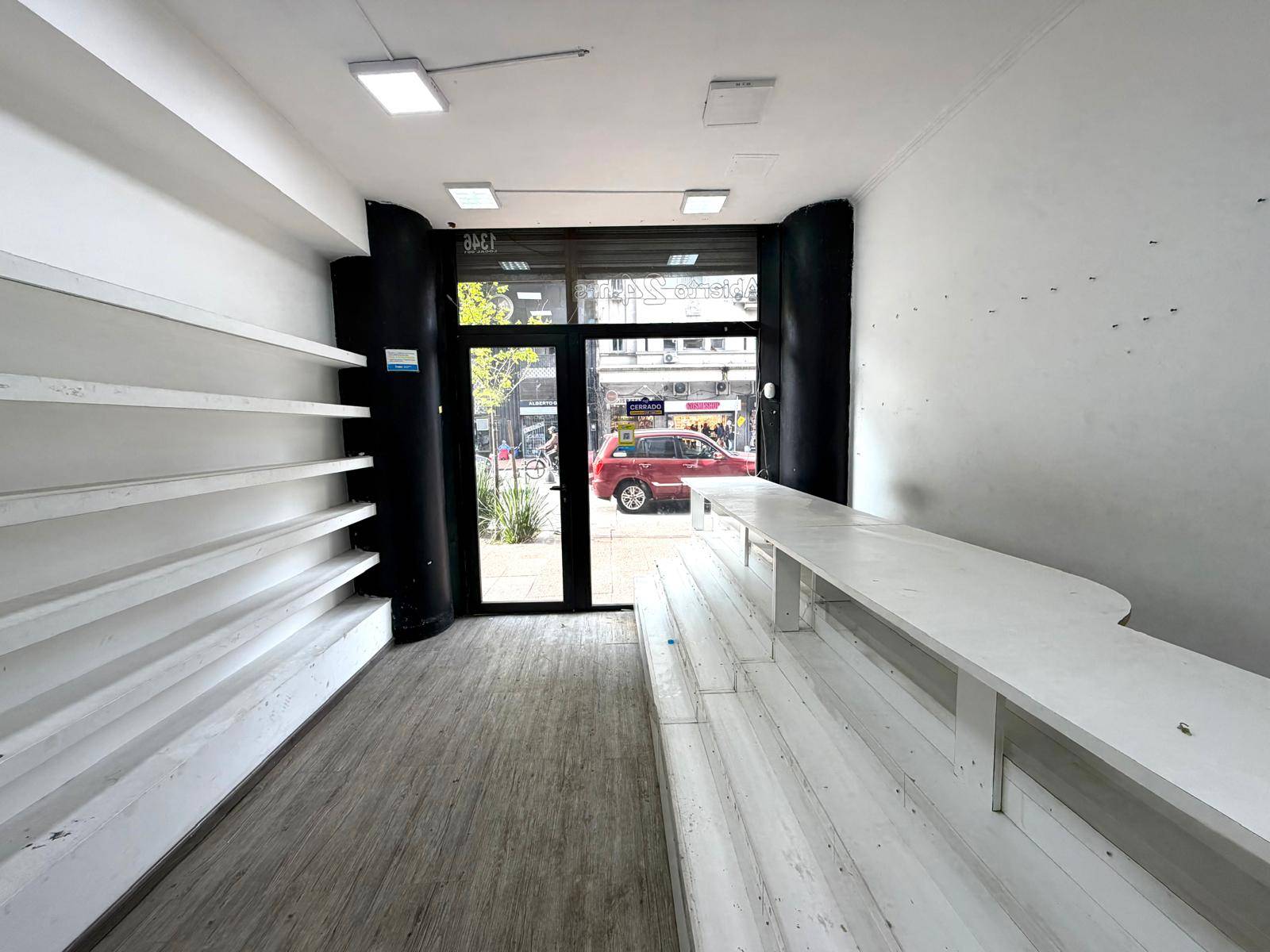 Alquiler de Local comercial en Avenida 18 de Julio con 140 Mts2 en Centro · Foto 2