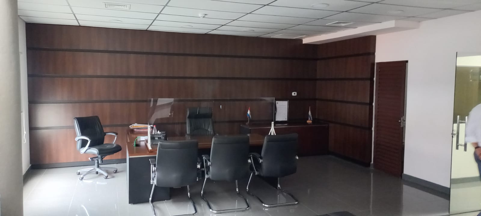 VENDO EDIFICIO CORPORATIVO COMPLETO SOBRE AVENIDA PERU CASI MARISCAL LOPEZ CON OFICINAS Y ESTACIONAMIENTOS ATRAS — foto 2