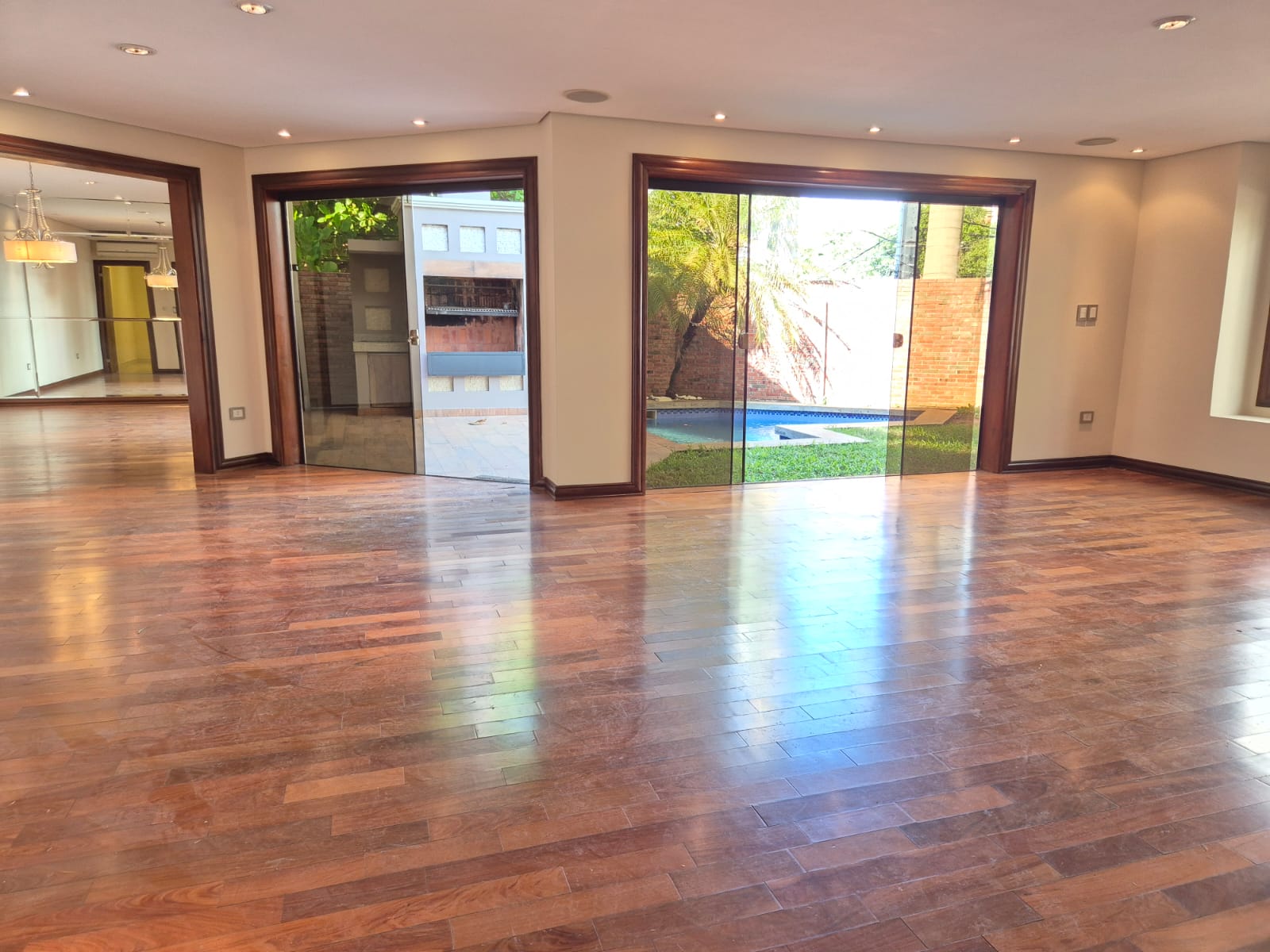 Hermosa Casa Pareada De Tres Suites ! — foto 3