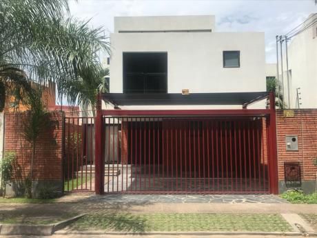 Amplia Casa En Venta, Calle Cañada Strongest