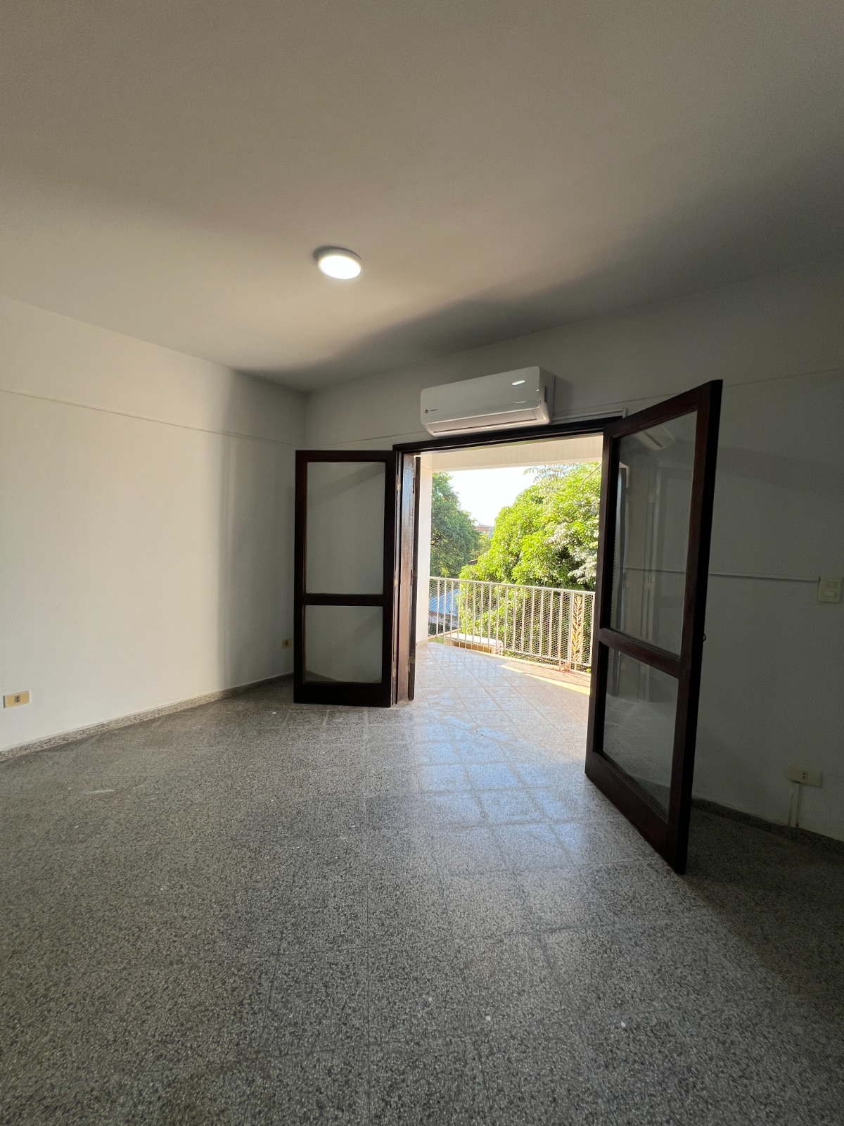 Amplio departamento de 3 habitaciones en alquiler | Edificio Buena Suerte — foto 2