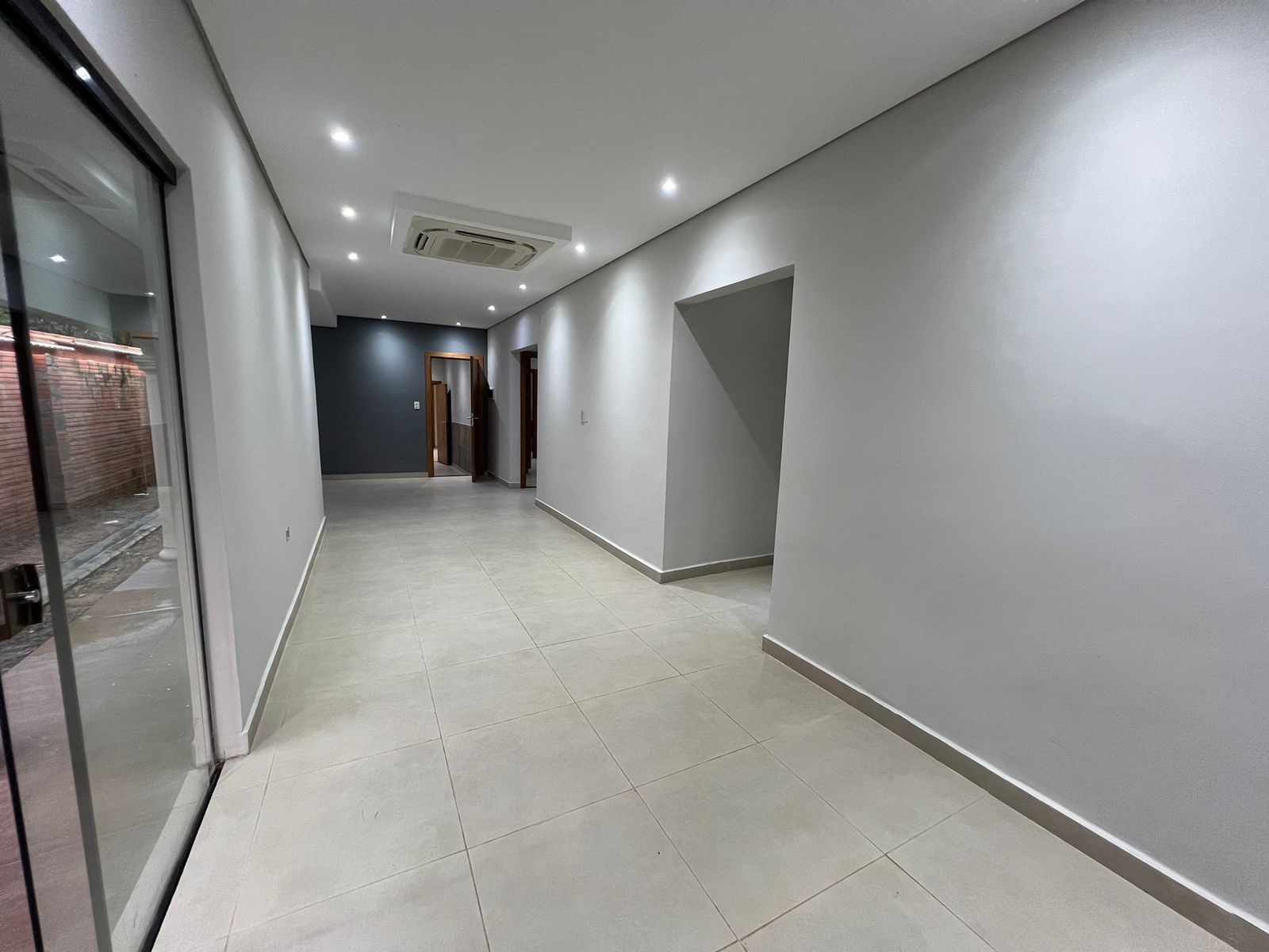 ALQUILO HERMOSA CASA TOTALMENTE REMODELADA EN LUQUE — foto 2
