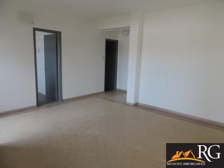 Apartamento Reciclado A Nuevo Sobre Hipolito Yrigoyen A 3 De Rbla!