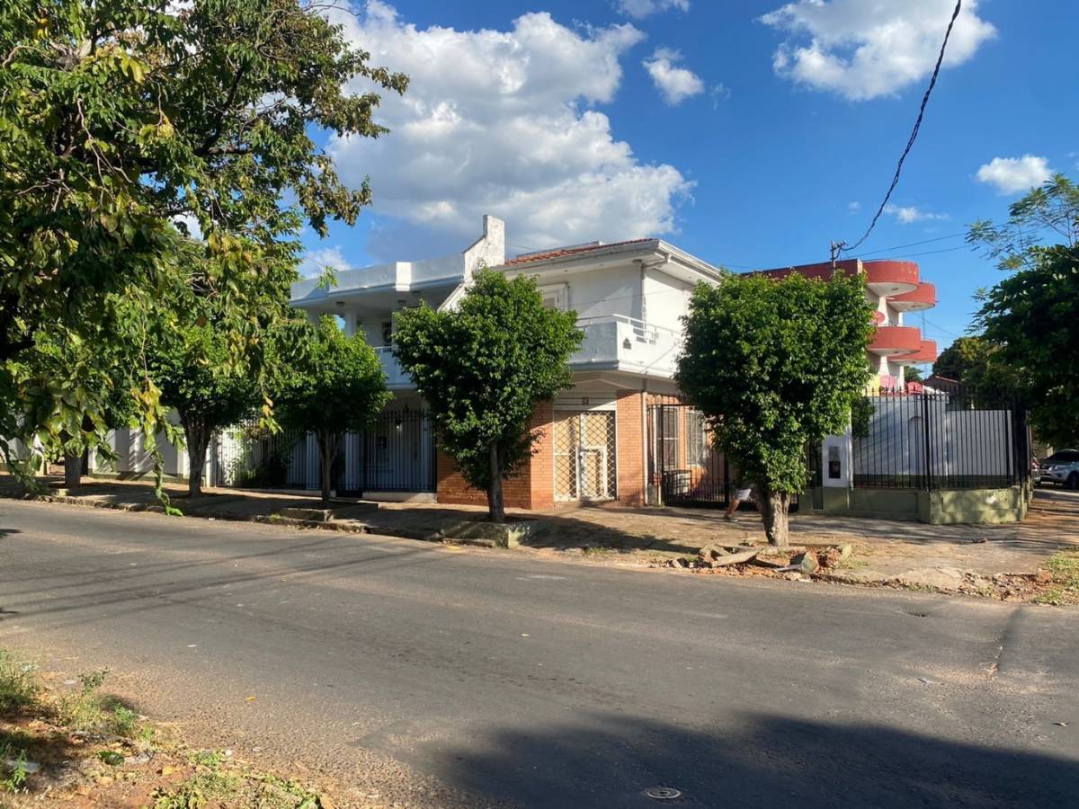 VENDO PROPIEDAD EN ESQUINA ESTRATÉGICA SOBRE AVDA. MEDICOS DEL CHACO — foto 3