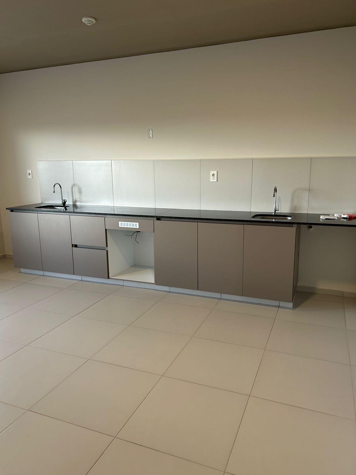 Alquilo departamento de 2 habitaciones con cochera en Luque Complejo República — foto 3