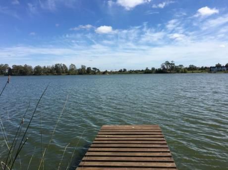 Espectacular Casa En El Lago De Parque Miramar. 5 Dorm + Serv. Piscina