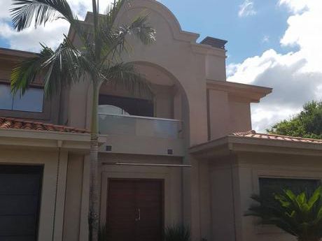 Residencia En Condominio De 4 Dormitorios Con Piscina Privada.