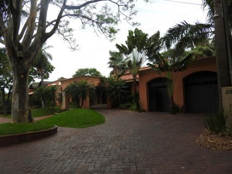 Vendo Lujosa Residencia, Bo. Bernardino Caballero