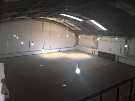 Cómodo Galpón Con Oficinas En Alquiler!!!