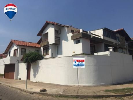 Casa En Venta Con 4 Dormitorios En Suite