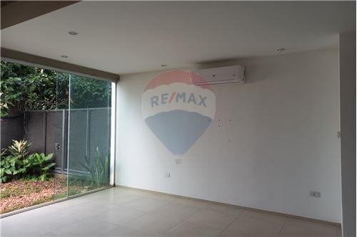 Alquilo Dúplex sobre avda Venezuela — foto 2
