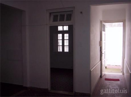 Apto. Tipo Casa En Muy Buena Ubicación. Sin Gastos Comunes.