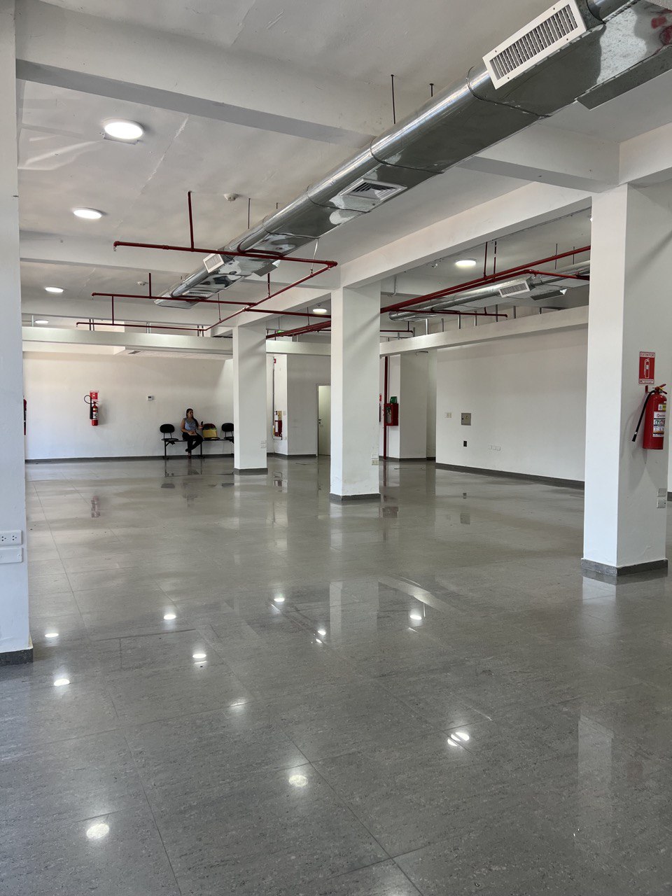VENDO IMPONENTE EDIFICIO CORPORATIVO CON OFICINAS Y ESTACIONAMIENTOS SOBRE AVENIDA ARTIGAS ZONA DISTRITO PERSEVERANCIA — foto 2