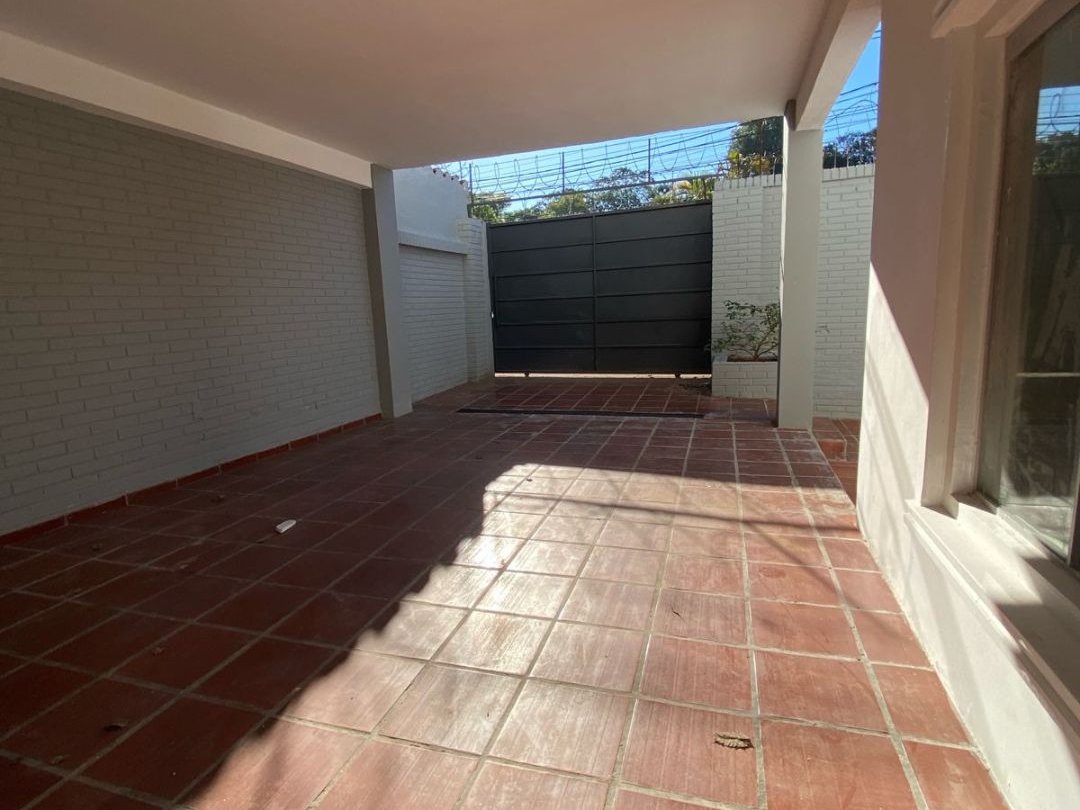 Alquilo Amplia Casa en Barrio Roberto L. Petit — foto 3