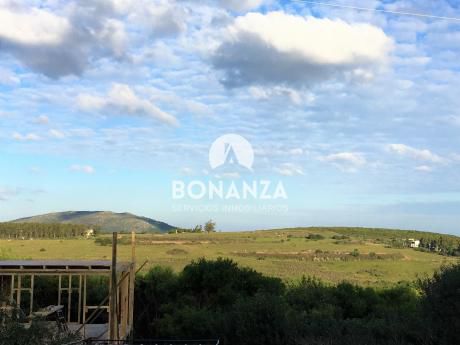 Terreno En Venta, Piriápolis, Playa Hermosa. 421 M²