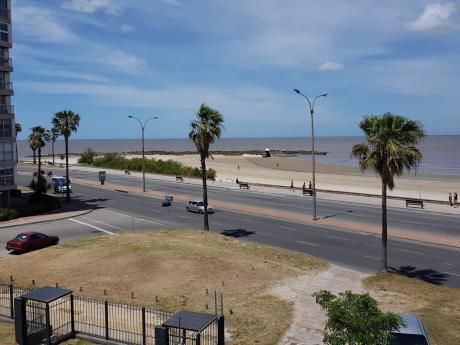 De Revista, Frente Al Mar, 70 Metros.