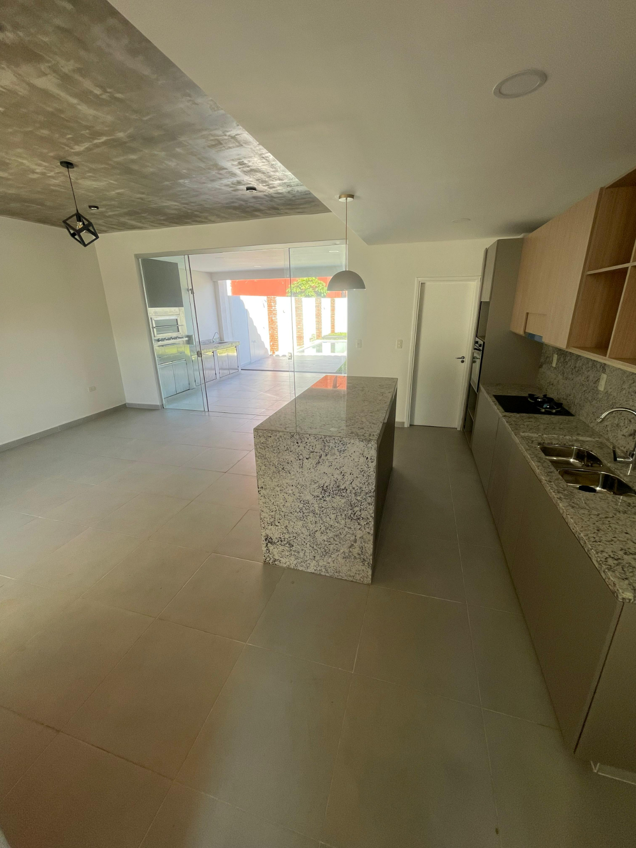 ALQUILO DUPLEX EN LUQUE - CUARTO BARRIO. — foto 2