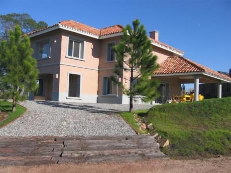 Altos De La Tahona. Amplia Residencia Para Venta ó Alquiler.