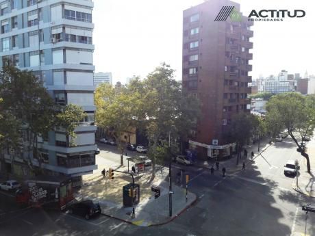 Vendido *** Gran Piso En Conocida Esquina- 3 Dormitorios, Servicio Y Más.