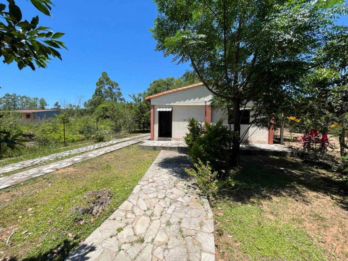 ¡GRAN OPORTUNIDAD! CASA + DOS TERRENOS (900 m²) DE CALLE A CALLE – USD 75.000 — foto 2