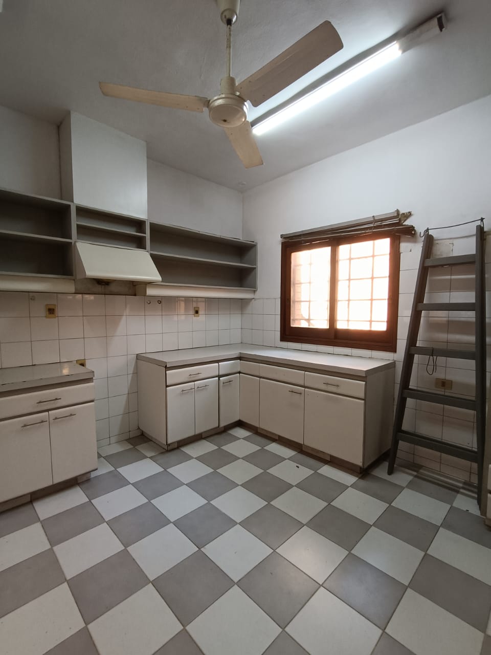 Vendo Casa en Esquina a Pasos del Goethe. Mburucuya. Cod 037 — foto 2