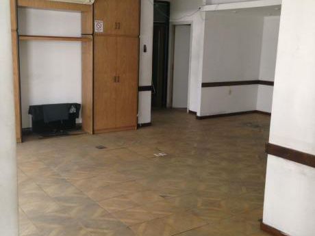 Oficina En Alquiler De Dos Ambientes - Ciudad Vieja