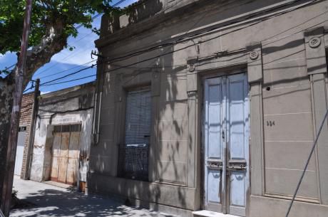 Casa A Reciclar Con Gran Terreno En Excelente Ubicación.