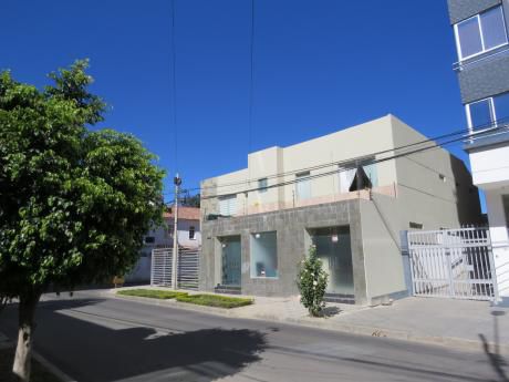 Casa Contemporánea Céntrica Con Tiendas En Cochabamba
