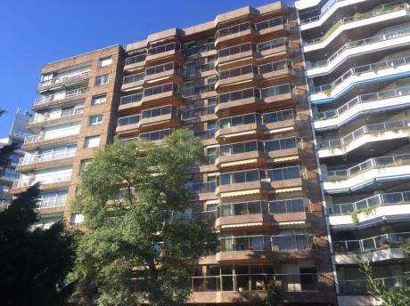 Venta De Apartamento Frente Al Golf - 3 Dorm Y Servicio