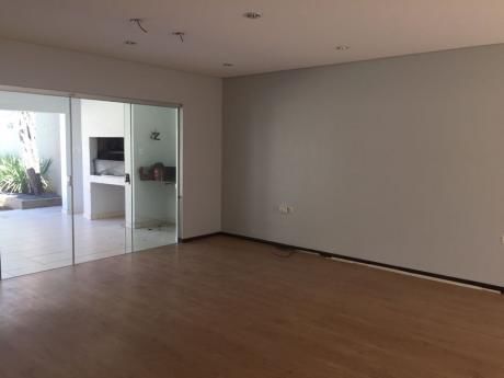 Se Alquila Casa De 3 Dormitorios, En Barrio Jara