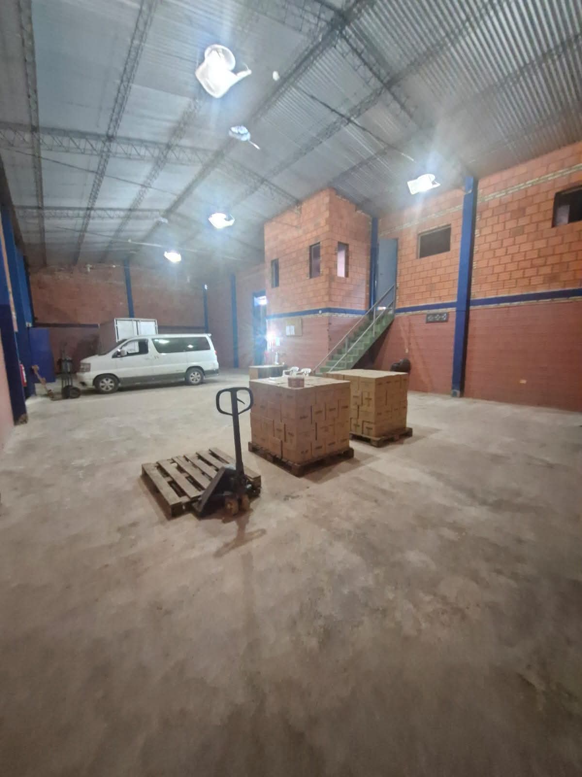 ALQUILO DEPÓSITO INDUSTRIAL EN LOMA PYTÃ – ZONA SHOPPING EL PORTAL — foto 2
