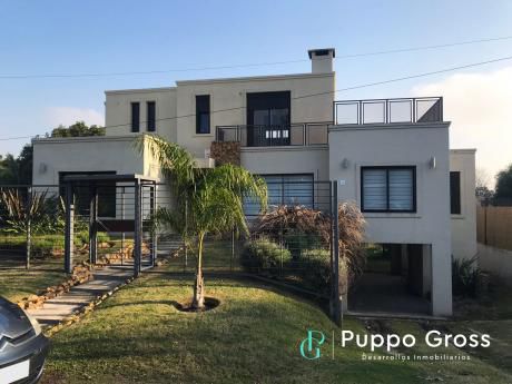 Vende Hermosa Casa De 2 Plantas, 4 Dormitorios, 2 Baños, Piscina
