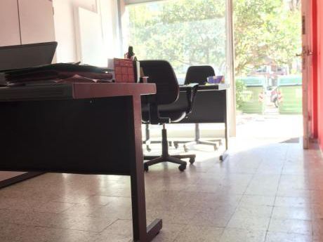 Local Comercial En Pocitos, 33m2, Sin Gastos Comunes