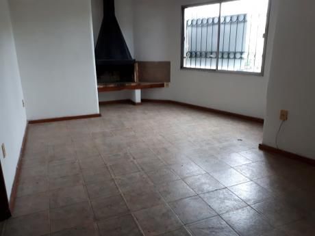 Lindisima Casa En Planta Alta. Con 40 M2 De Terraza C Parrillero. Esquina