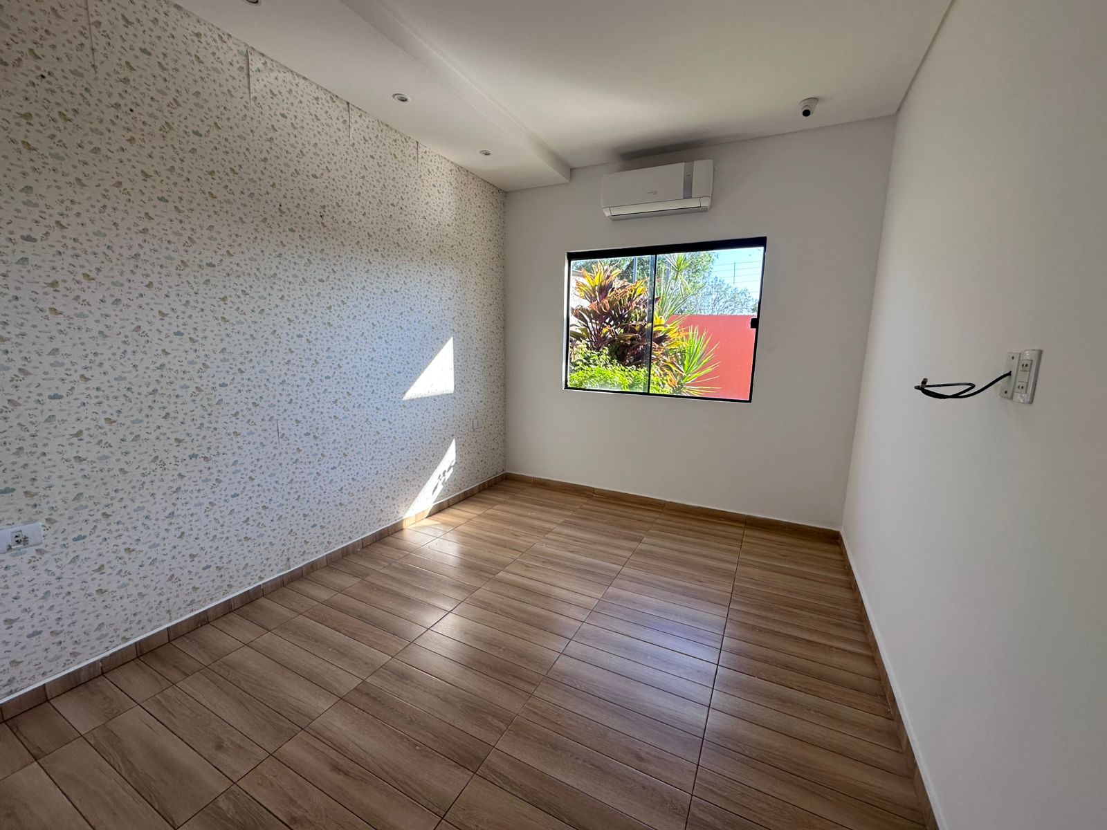 MODERNA Y AMPLIA CASA CON PISCINA — foto 3