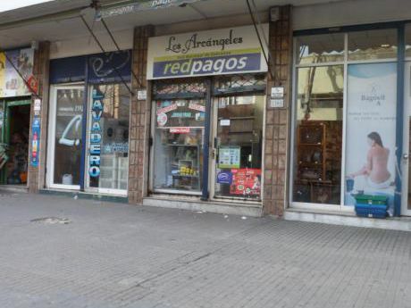 Local Comercial - Con Parada De Bus En La Puerta