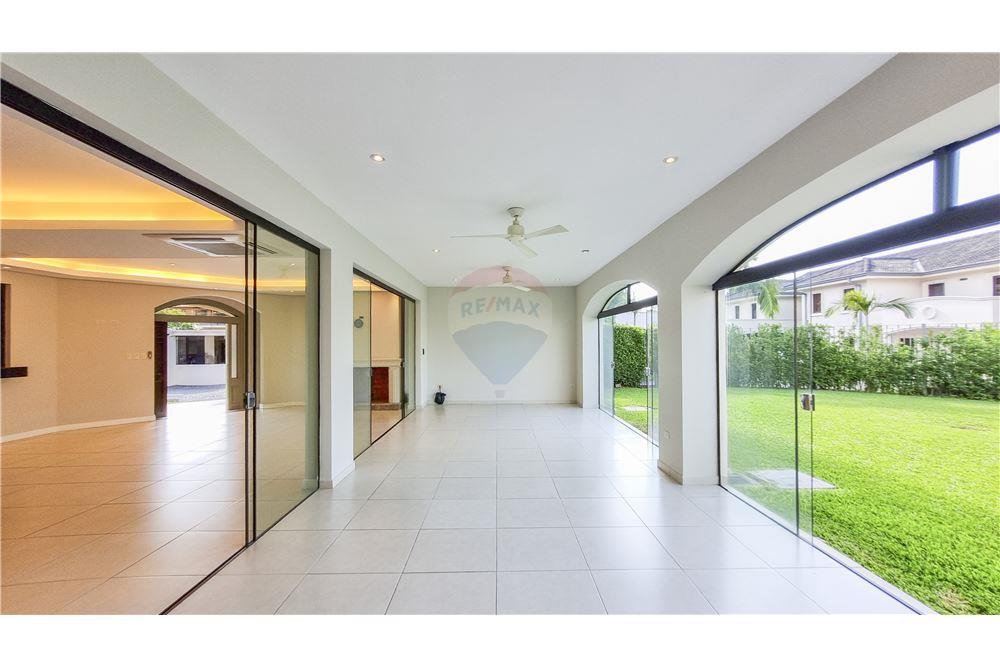 IMPONENTE RESIDENCIA EN EXCLUSIVO BARRIO CERRADO - BARRIO MBURUCUYÁ — foto 3
