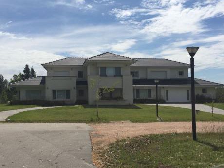 Importante Residencia En Cumbres De Carrasco