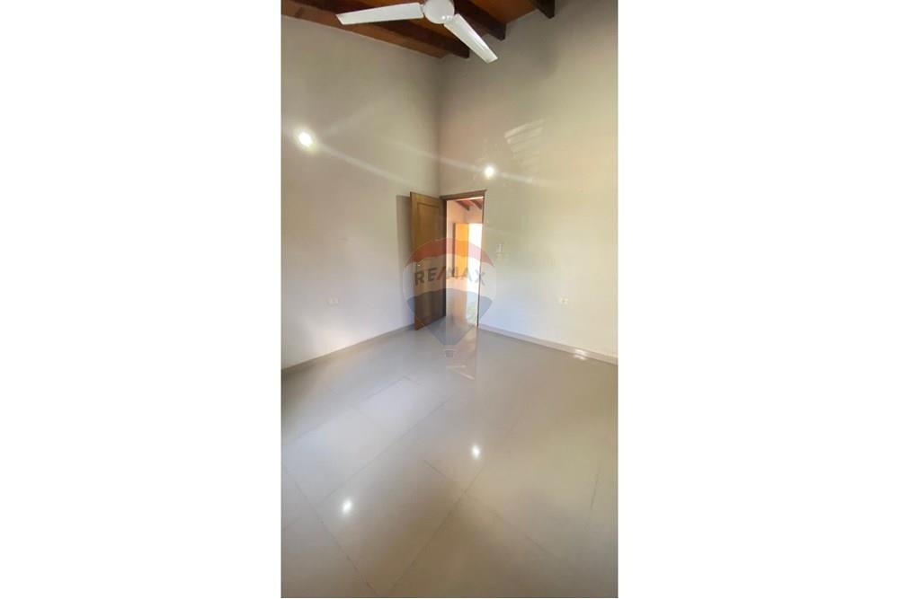 EN VENTA HERMOSO CHALET EN ÑEMBY - BO. RINCON — foto 3