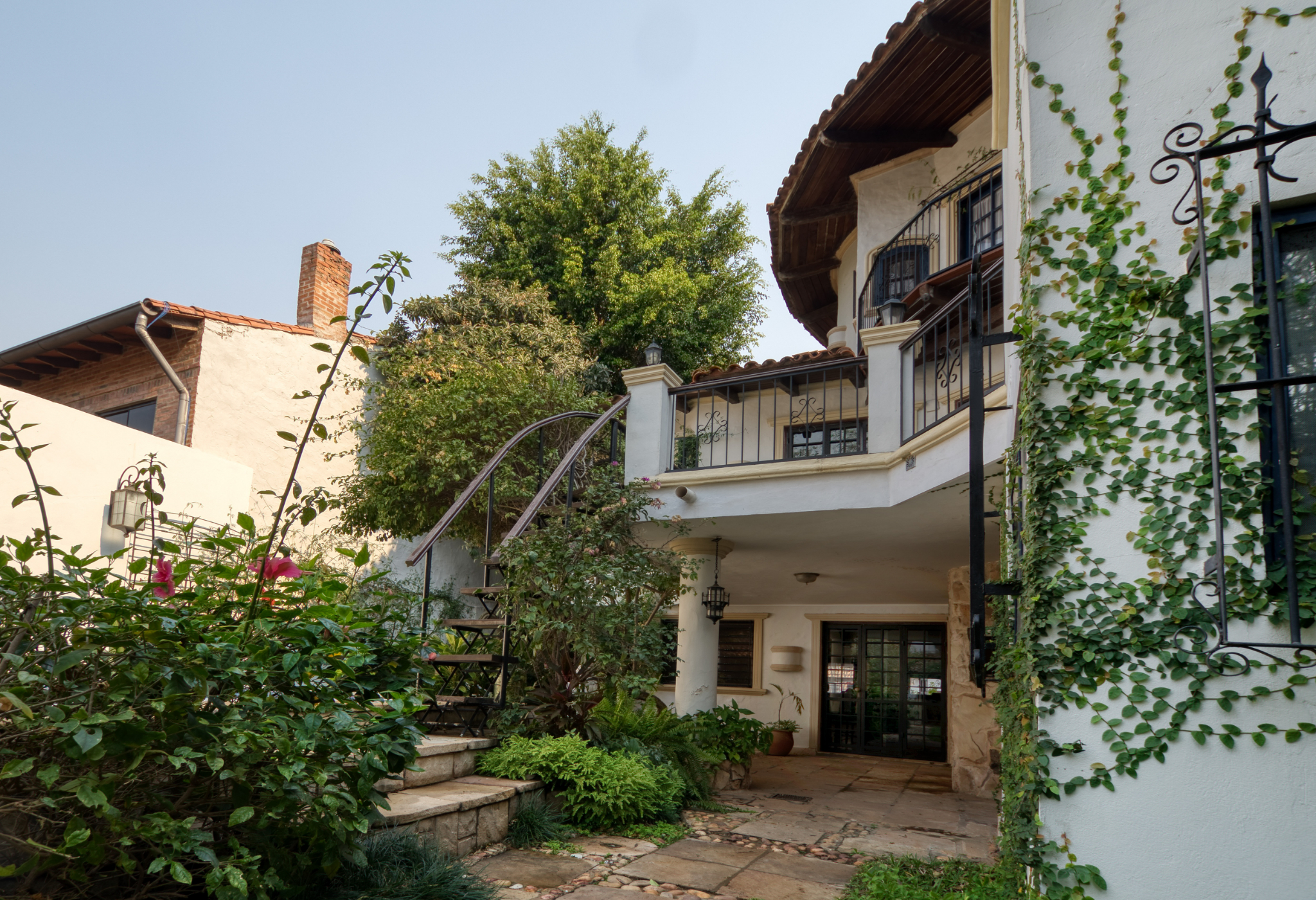 EN VENTA CASA 4 DORMITORIOS ESTILLO VILLA ITALIANA, YCUA SATI — foto 2