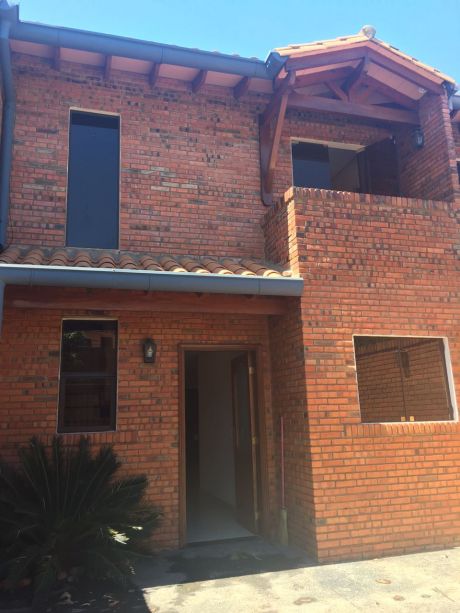 Duplex En Barrio Mburucuya Con Piscina