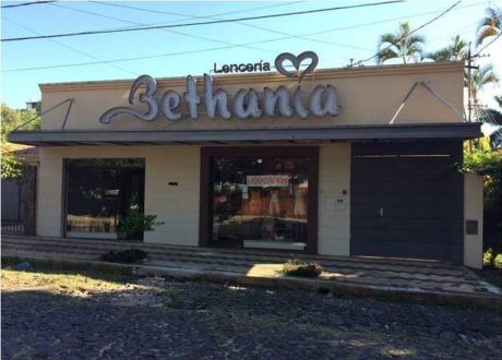 Alquiler De Local Comercial Con Instalaciones Industriales.