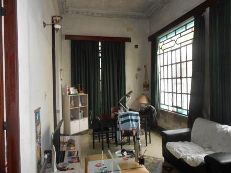 Casa De Estilo Con Apartamento A 1 Cuadra De Av. Garzón