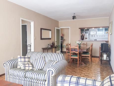 Apartamento De 3 Dormitorios Amueblado, Con Garaje En Alquiler - Pocitos