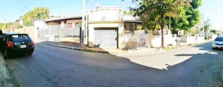 Vendo Casa Sobre Calle Asfaltada En Barrio Recoleta.