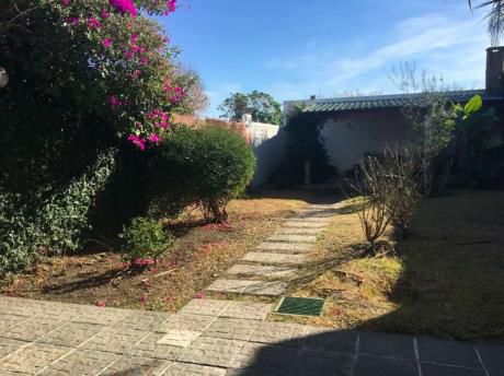 Casa Con Hermoso Patio En Linda Zona De Buceo - Dueño Vende